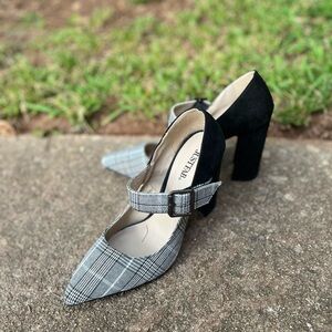 . Stylish Black and Gray plaid Women's Heels Style. Size 9